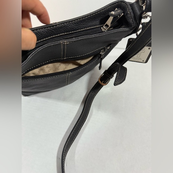 Vintage Tignanello Black pebbled Leather Crossbody w/ Key Chain - Picture 8 of 13